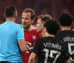 拜仁轰然倒下！疑似手球漏判，欧洲足坛怒火难平！