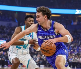 班凯罗25+5+6鲍尔23分 魔术大胜黄蜂晋级季后赛