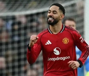 随着曼联3-2绝杀,维拉0-1小蜜蜂,热刺2-2曼城,英超积分榜出炉