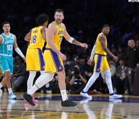 东契奇空砍39分詹姆斯29+9 湖人惨败黄蜂