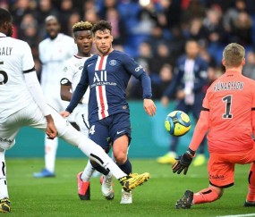 队报周四发布法甲特刊，巴黎16人霸榜月薪前30