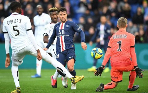 队报周四发布法甲特刊，巴黎16人霸榜月薪前30