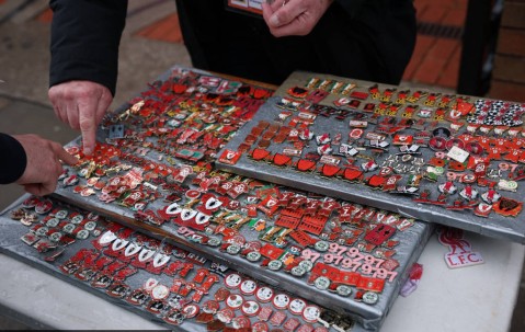 利物浦球迷撤旗抗议：安菲尔德的“心跳”为何沉默？